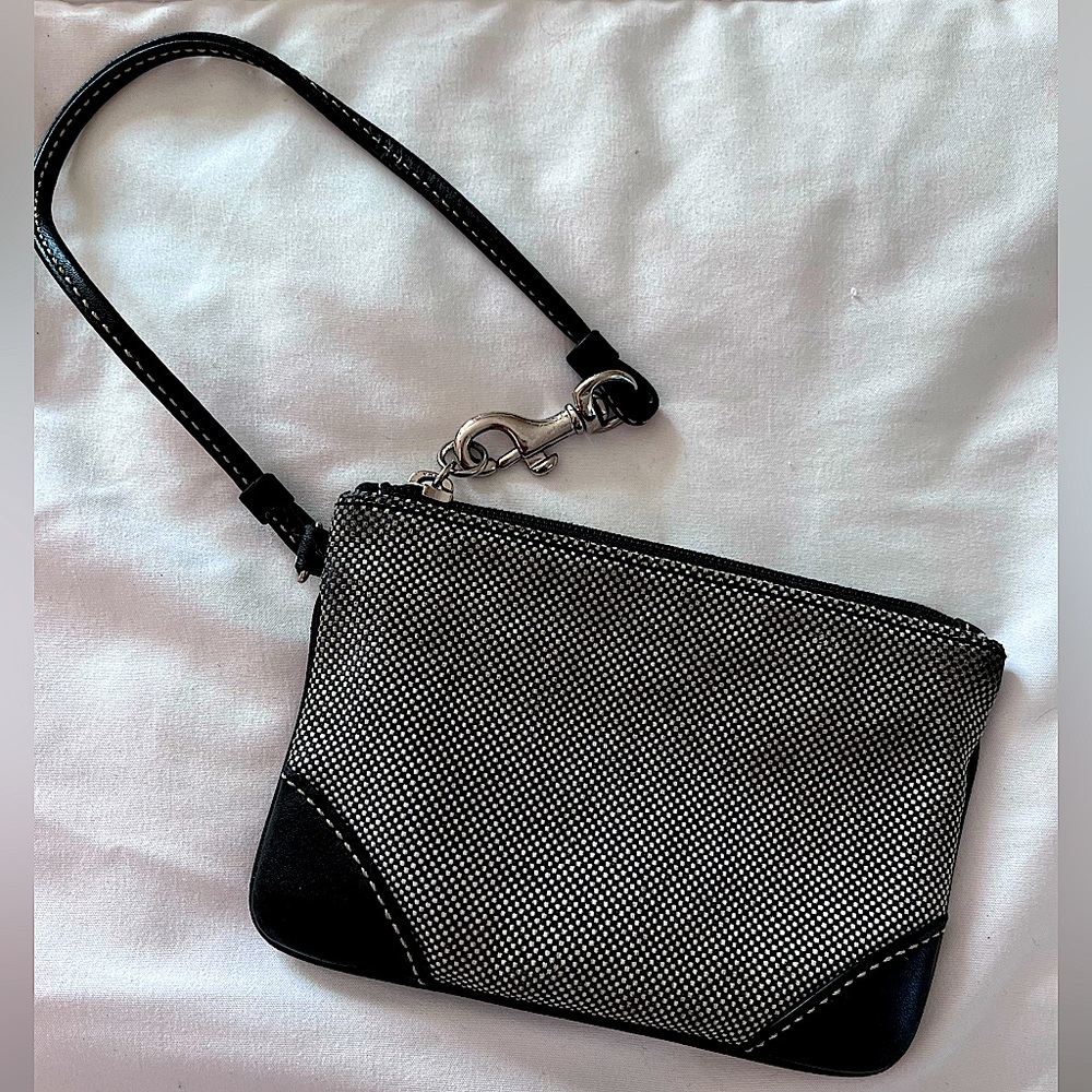 🖤🤍 Vintage Coach Zipped Wristlet Wallet With Signature C lining.